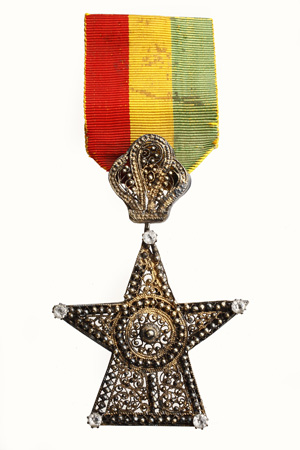 Orden koji predstavlja red etiopske zvijezde od pozlaćenog srebra izrađenog filigranom i granuliranjem, a na krajevima je po jedan stakleni dragulj.